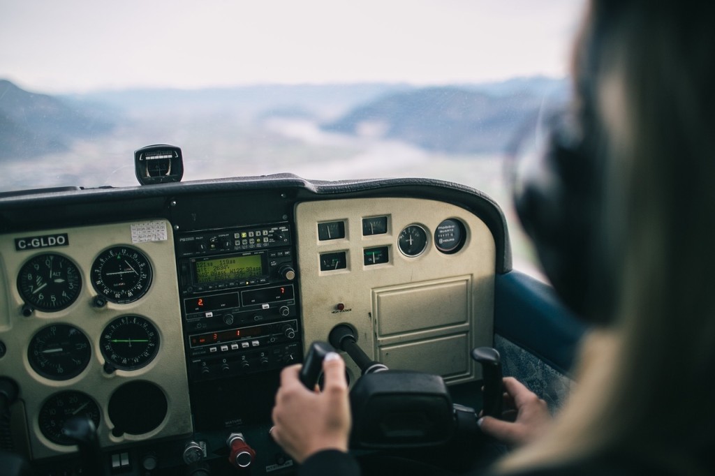 how much does it cost to become a commercial pilot